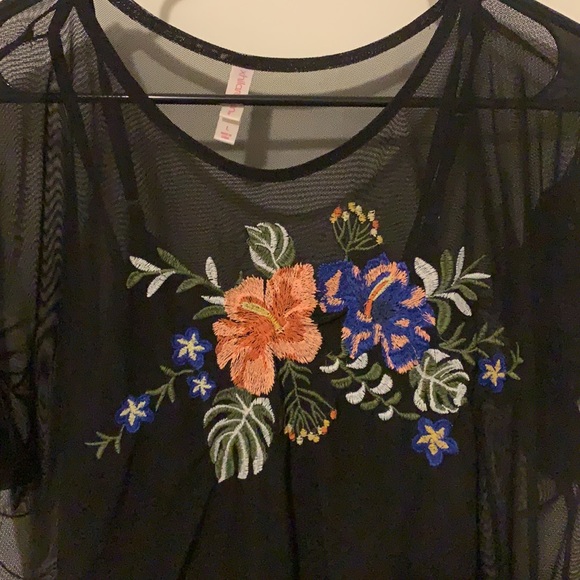 Cute black top with flowers - Picture 2 of 2